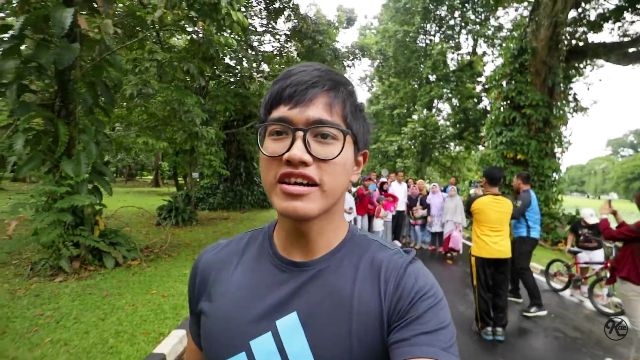 Gaya Kaesang saat mengomentari Jokowi di vlog (Youtube)