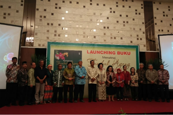 Sultan HB X dan GKR Hemas berfoto bersama sejumlah penulis buku Memaknai Tumbuk Ageng GKR Hemas di The Karaton Ballroom, Royal Ambarrukmo Yogyakarta Hotel, Rabu (21/12/2016). (Holy Kartika N.S/JIBI/Harian Jogja)