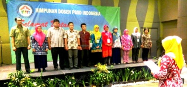 Pengukuhan pengurus HDPGSDI Korwil Jawa saat Konferensi Nasional HDPGSDI di Hotel Grand Whiz Jakarta, Jl. Bukit Gading Raya, Kelapa Gading, Kota Jakarta Utara, Daerah Khusus Ibukota (DKI) Jakarta, Kamis-Sabtu (8-10/12/2016). (Unnes.ac.id)