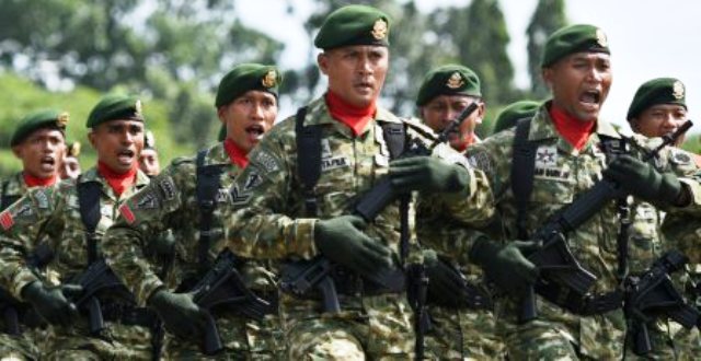 Prajurit TNI AD berbaris saat defile pasukan memperingati Hari Juang Kartika di Lapangan Panglima Besar Jenderal Sudirman, Ambarawa, Jateng, Kamis (15/12/2016). (JIBI/Solopos/Antara/R. Rekotomo)
