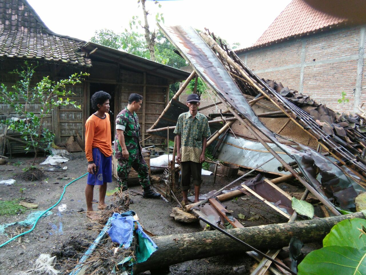 Salah satu rumah warga rusak parah akibat diterjang puting beliung, (Tri Rahayu/JIBI/Solopos)