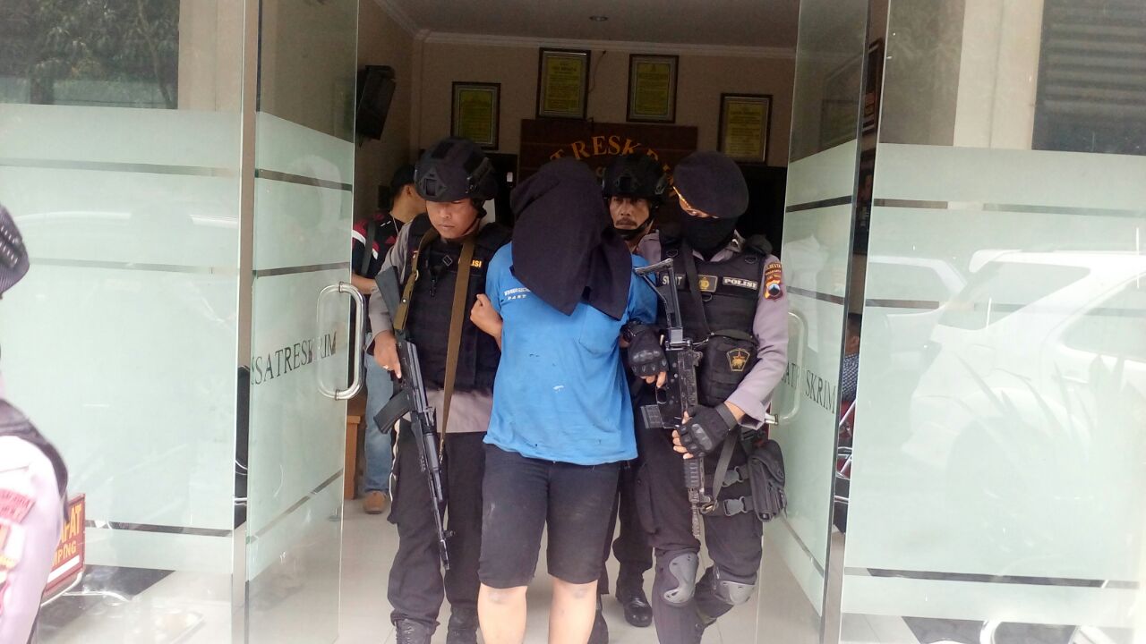 Salah satu terduga pelaku perusakan Social Kitchen Lounge and Bar dibawa polisi, Selasa (27/12/2016). (Muh. Ismail/JIBI/Solopos)