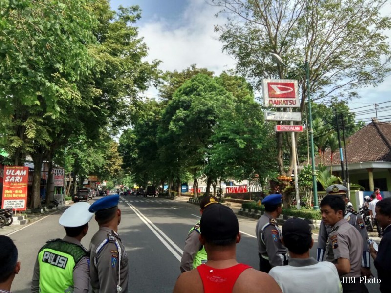 Warga berkumpul di sekitaran lokasi penemuan tas ransel mencurigakan di depan Kantor Kecamatan Boyolali Kota, Rabu (28/12/2016). (Syifaul Arifin/JIBI/Solopos)
