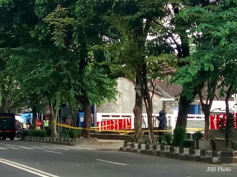 Petugas Gegana memeriksa tas yang diduga berisi bom. (Syifaul Arifin/JIBI/Solopos)
