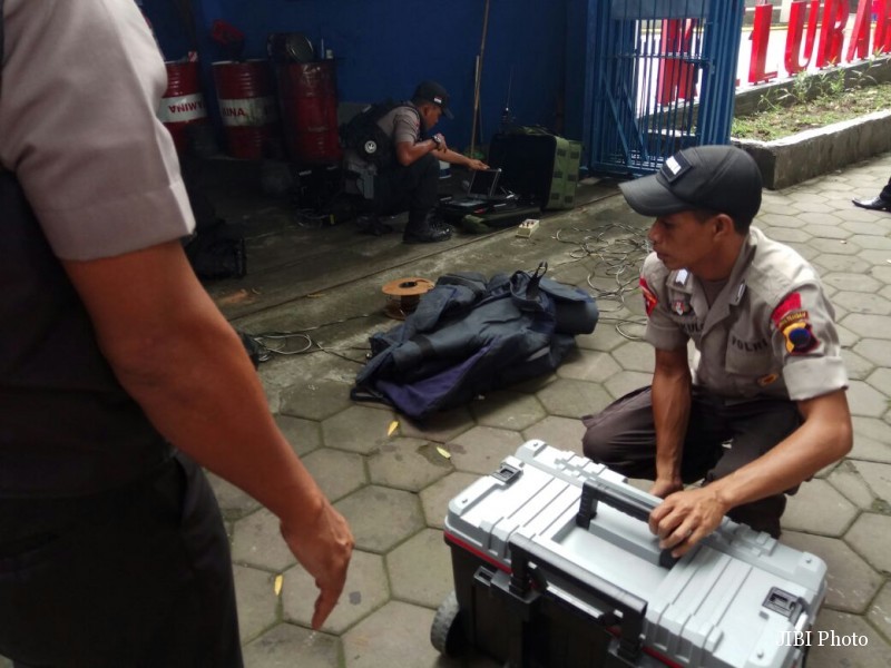 Petugas Gegana merapikan peralatan setelah menangani tas yang dicurigai bom di Boyolali, Rabu (28/12/2016). (Syifaul Arifin/JIBI/Solopos)