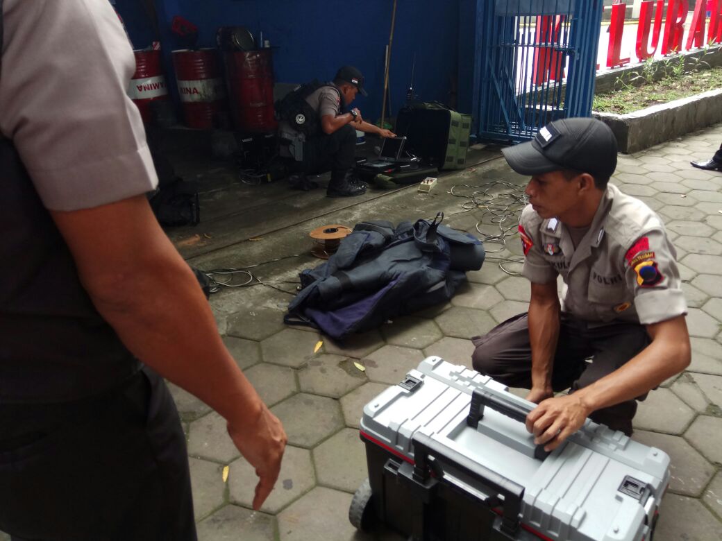 Petugas Gegana merapikan peralatan setelah menangani tas yang dicurigai bom di Boyolali, Rabu (28/12/2016). (Syifaul Arifin/JIBI/Solopos)
