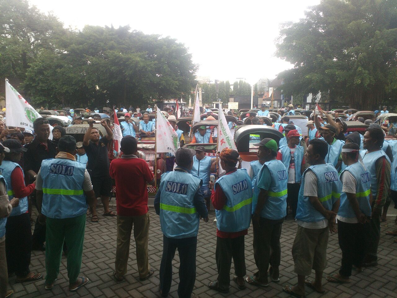 Ratusan massa gabungan tukang becak dan ojek pangkalan berdemo menolak ojek online, Kamis (29/12/2016). (Indah Septiyaning W./JIBI/Solopos)