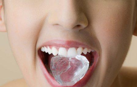 Ilustrasi mengunyah es batu (Dentalplans.com)