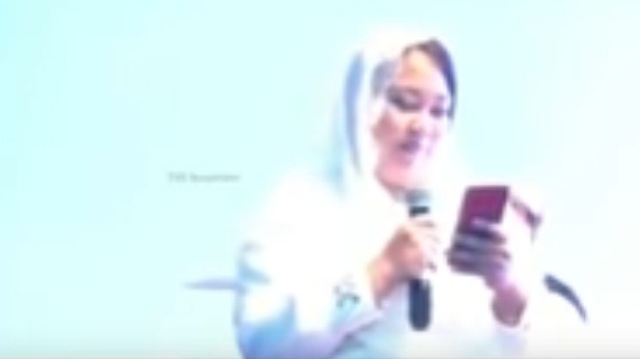 Inayah saat membacakan puisi di Haul Gus Dur (Youtube)