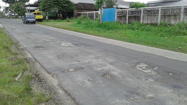 Sejumlah lubang terlihat di jalan raya Kaliyoso, Nogosari, Selasa (20/12/2016). (Aries Susanto/JIBI/Solopos)