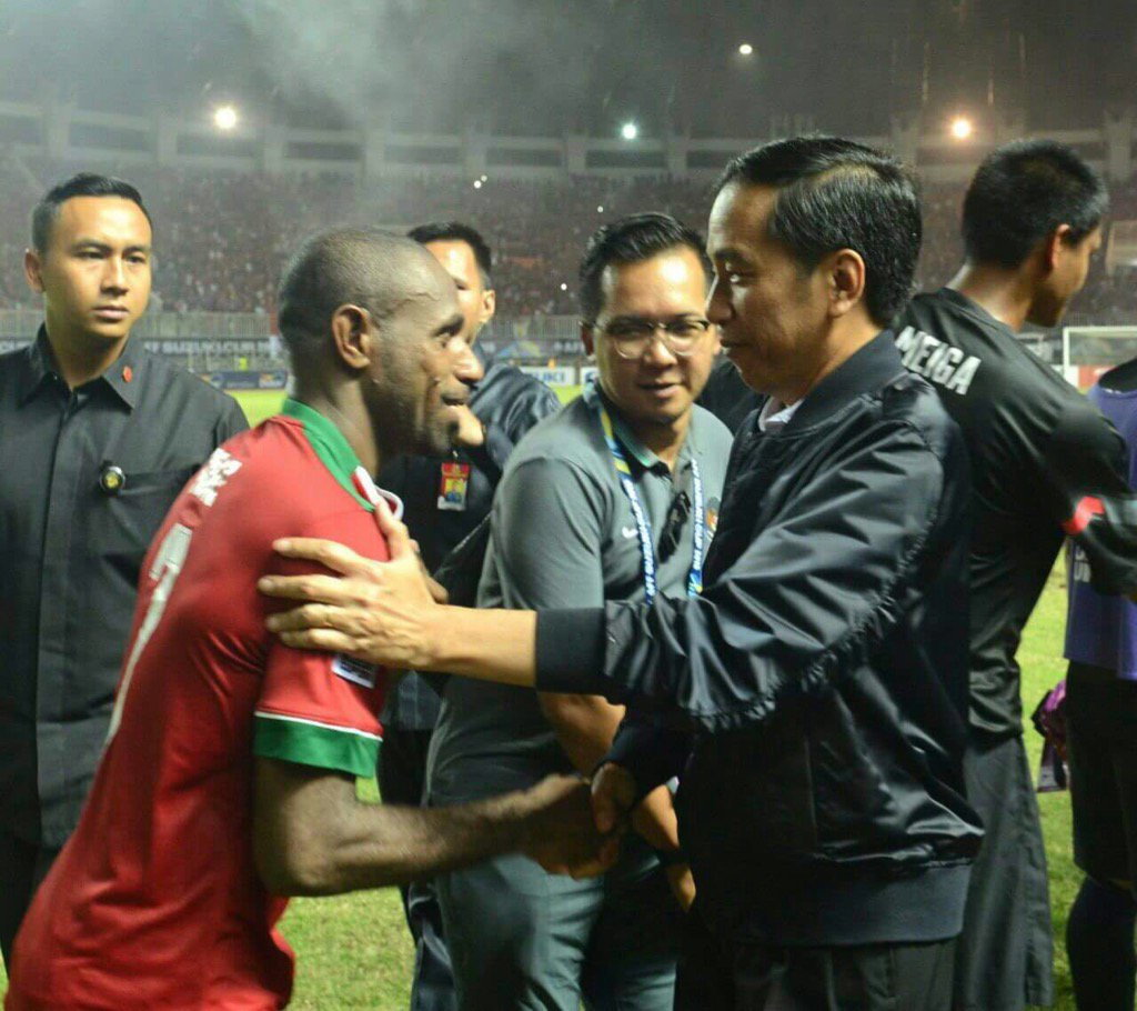 Jaket Jokowi saat nonton Timnas Indonesia (Twitter)