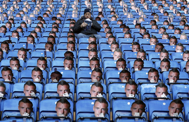Sejumlah suporter Leicester City menggunakan topeng berwajah Jamie Vardy. (Reuters / Carl Recine)