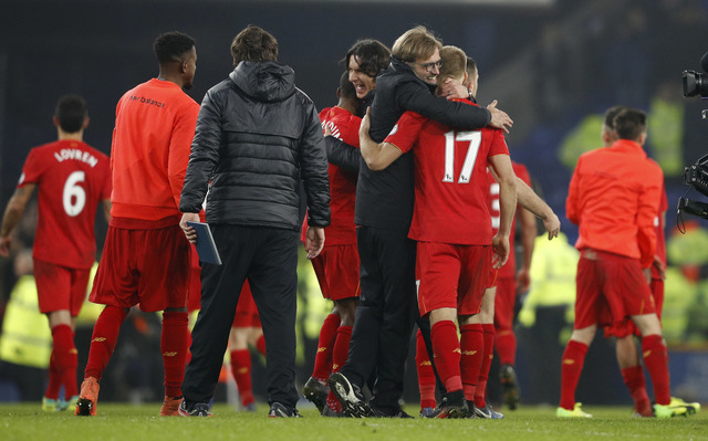 Pelatih Liverpool, Jurgen Klopp, merayakan kemenangan bersama para pemain. (Reuters / Phil Noble)