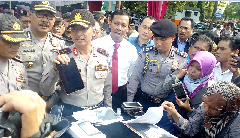 Kapolda Jateng, Irjen Pol. Condro Kirono (tengah) menunjukkan barang bukti Fonepad ASUS hasil pencurian saat kejadian sweeping di Social Kitchen, Kamis (22/12/2016). (Muhammad Ismail/JIBI/Solopos)