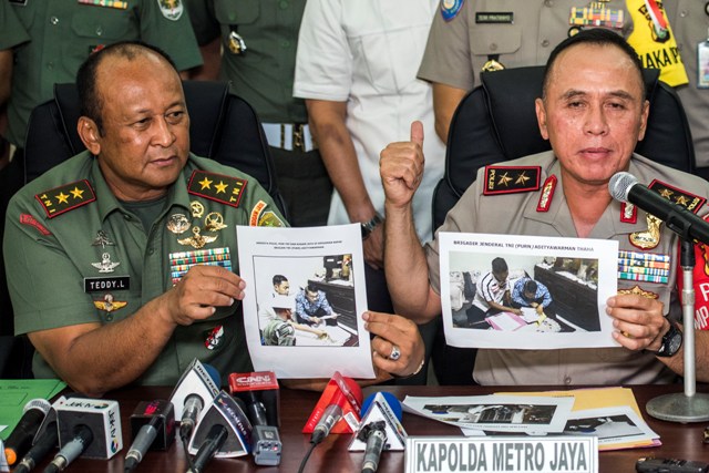 Kapolda Metro Jaya Irjen Pol Mochamad Iriawan (kanan) didampingi Pangdam Jaya/Jayakarta Mayjen TNI Teddy Lhaksmana (kiri) menunjukkan foto proses penangkapan sejumlah pelaku terkait dugaan upaya makar di Jakarta, Selasa (6/12/2016). (JIBI/Solopoa/Antara/M Agung Rajasa)