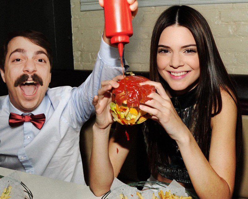 Kirby makan burger bersama Kendall (Instagram)