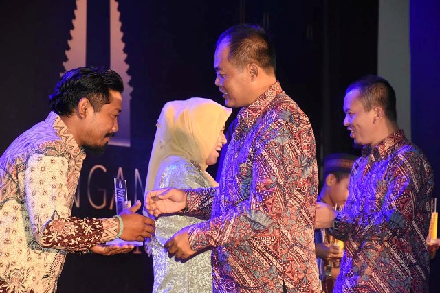Bupati Karanganyar, Juliyatmono (dua dari kanan), dan Wabup Karanganyar, Rohadi Widodo (kanan), memberikan penghargaan kepada tokoh berprestasi di Karanganyar, Kamis (5/12/2016) malam. (Istimewa/Dishubkominfo Karanganyar)