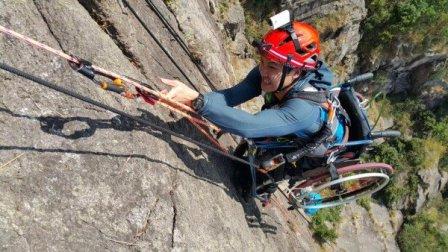 Lai Chi Wai saat memanjat tebing Lion Rock (Odditycentral.com)