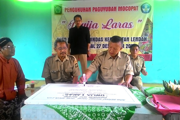 Kepala Dinas Kebudayaan Kulonprogo, Untung Waluyo meresmikan paguyuban macapat Dwija Laras di Banaran, Galur pada Selasa (27/12/2016). (Sekar Langit Nariswari/JIBI/Harian Jogja)