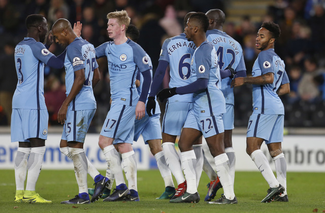 Para pemain Manchester City merayakan gol. (Reuters / Ed Sykes)