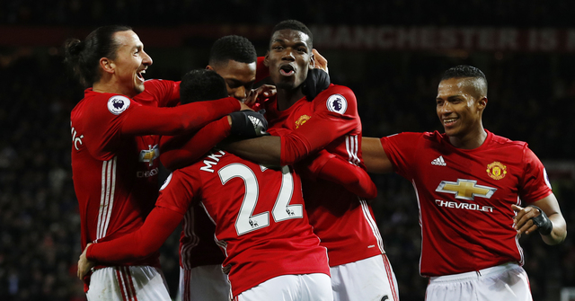 Para pemain Manchester United merayakan gol. (Reuters / Phil Noble)
