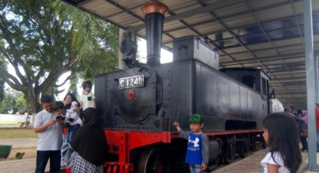 Sejumlah pengunjung mengamati lokomotif kuno koleksi Museum KA di Ambarawa, Kabupaten Semarang, Jateng, Sabtu (24/12/2016). (JIBI/Solopos/Antara/Aditya Pradana Putra)