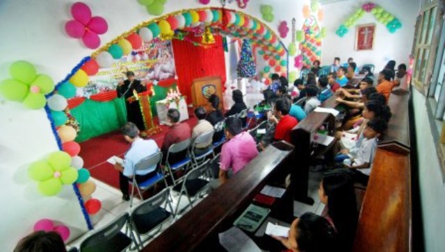 Sejumlah warga binaan bersama kerabatnya dan petugas mengikuti ibadah Hari Natal di salah satu ruangan di Lembaga Pemasyarakatan (LP) Kelas IIA Ambarawa, Kabupaten Semarang, Jateng, Minggu (25/12/2016). (JIBI/Solopos/Antara/Aditya Pradana Putra)