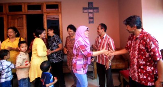 Warga muslim berjabat tangan dengan warga nasrani saat silturahmi Hari Natal di Kampung Losari Sawahan, Ambarawa, Kabupaten Semarang, Jateng, Minggu (25/12/2016). (JIBI/Solopos/Antara/Aditya Pradana Putra)