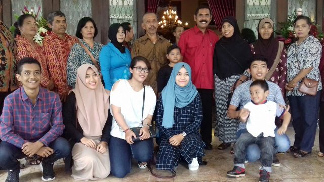 Wali Kota Solo F.X. Hadi Rudyatmo (baju merah) berfoto bersama saat open house di Loji Gandrung, Minggu (25/12/2016). (Indah SW/JIBI/Solopos)
