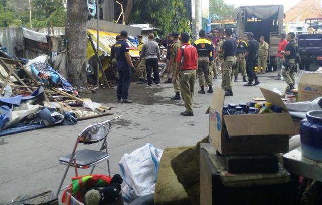 PKL di kawasan Jl. Atmodirono, Wonodri, Semarang Selatan, Kota Semarang, Jawa Tengah (Jateng), digusur oleh Satpol PP Kota Semarang, Jumat (16/12/2016). (Facebook.com-Muhadi)