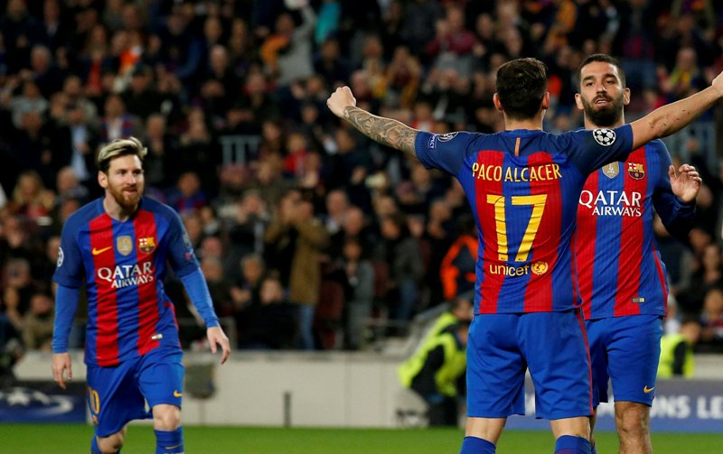 Paco Alcacer merayakan gol bersama Arda Turan. (REUTERS/ Albert Gea)