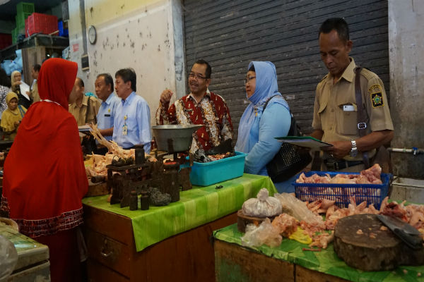 Sejumlah makanan oleh-oleh terbukti mengandung zat pewarna tekstil berbahaya dalam pantauan pasar yang dilakukan di Pasar Wates pada Selasa (20/12/2016). Harga kebutuhan pokok juga dinyatakan stabil jelang akhir tahun. (Sekar Langit Nariswari/JIBI/Harian Jogja)