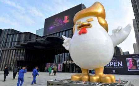 Patung ayam mirip Donald Trump (Straitstimes.com)