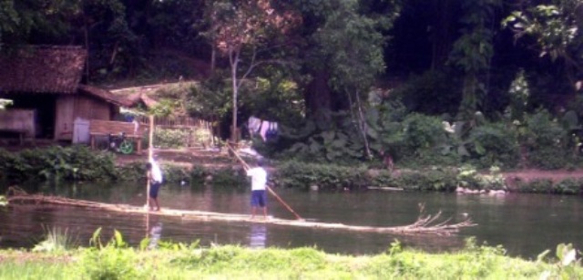 Pelajar bermain rakit bambu (getek) di salah satu sendang Umbul Senjoyo. (Tri Wiharto/JIBI/Semarangpos.com)