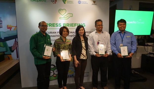 (Kiri-Kanan) GM Resource Mobilization Dompet Dhuafa Urip Budiarto, Chief Development and Communication Officer YCAB Moni Rejeki, Vice President Tokopedia Melissa Siska Juminto, Partnership Director PKPU Andjar Radite, Kepala Bagian Ritel dan Unit Pengumpul Zakat Budi Setiawan dalam Press Briefing Peluncuran Fitur Donasi Tokopedia TopDonasi di Jakarta, Rabu (21/12/2016). (Istimewa/Tokopedia)