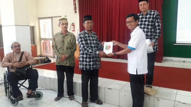 Penyerahan donasi dari calon jemaah haji kepada Yayasan Solopeduli (Istimewa/Solopeduli)