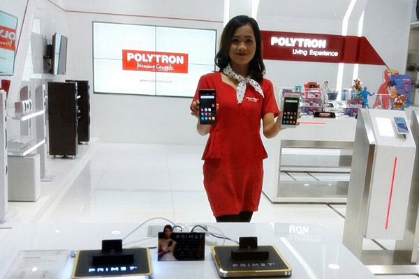 Model menunjukkan salah satu smartphone unggulan yang diproduksi oleh Polytron, belum lama ini. (Foto Istimewa/dokumen)