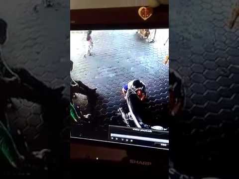 Rekaman CCTV ayah selamatkan dua anaknya dari tabrakan mobil (Youtube)