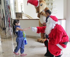 Santa Claus dengan special membagikan ratusan coklat natal di GQ Hotel Yogyakarta. (ist)