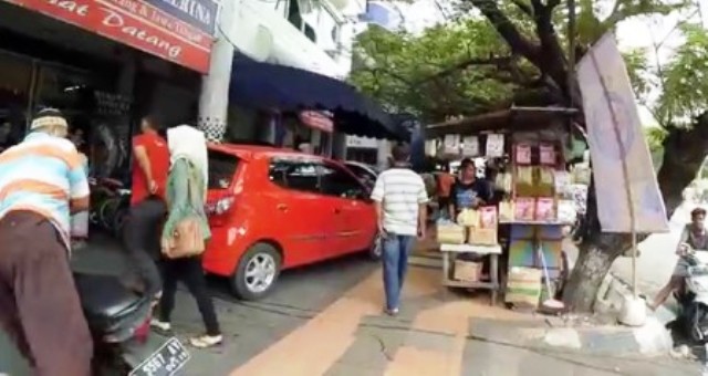 Suasana Jl. Pandanaran yang merupakan sentra oleh-oleh di Kota Semarang. (Youtube.com)