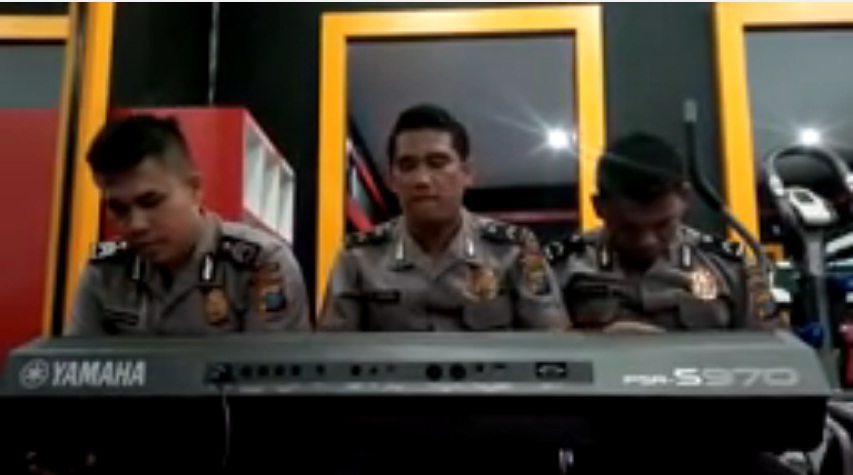 Tiga polisi bersuara merdu tuai pujian dari netizen (Youtube)