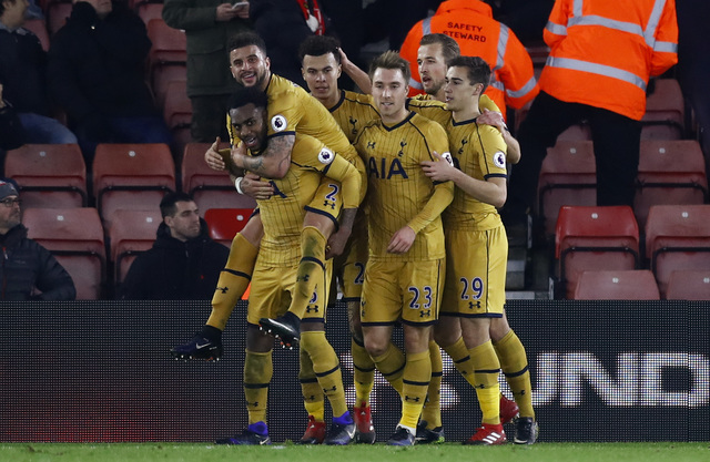 Para pemain Tottenham Hotspur merayakan gol. (Reuters / Eddie Keogh)