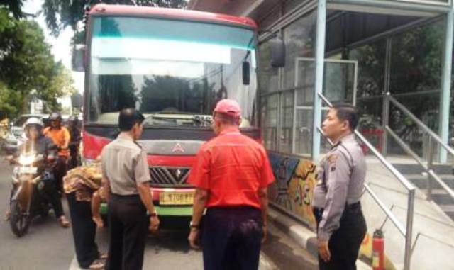 Bus Trans Semarang koridor II nomor lambung 01 hampir terbakar di depan Mapolrestabes Semarang, Jl. dr. Sutomo, Barusari, Semarang Selatan, Kota Semarang, (Jateng), Jumat (16/12/2016) pukul 16.45 WIB. (Facebook.com-Bagaskara Manjer Kawuryan)