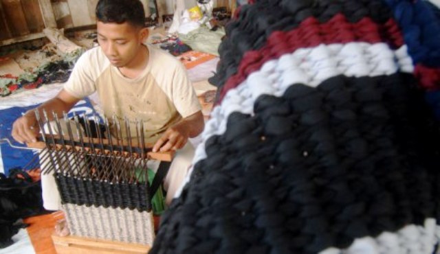 Perajin menganyam kain menjadi kerajinan keset di Pringapus, Kabupaten Semarang, Jawa Tengah (Jateng), Selasa (6/12/2016). (JIBI/Solopos/Antara/Aditya Pradana Putra) Limpah kain dari pabrik garmen di Kabupaten Semarang tak terbuang percuma. Warga setempat memanfaatkannya sebagai bahan baku karya kerajinan. Perajin di Pringapus, Kabupaten Semarang, Jawa Tengah (Jateng), Selasa (6/12/2016), terdokumentasikan Kantor Berita Antara menganyam kain itu menjadi keset. (JIBI/Solopos/Antara/Aditya Pradana Putra)