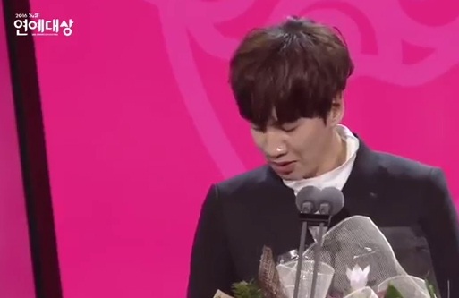 Lee Kwang Soo tak kuasa menahan air mata saat menyampaikan sambutan kemenangan, Minggu (25/12/2016). (Istimewa/Youtube/SBS Entertainment)