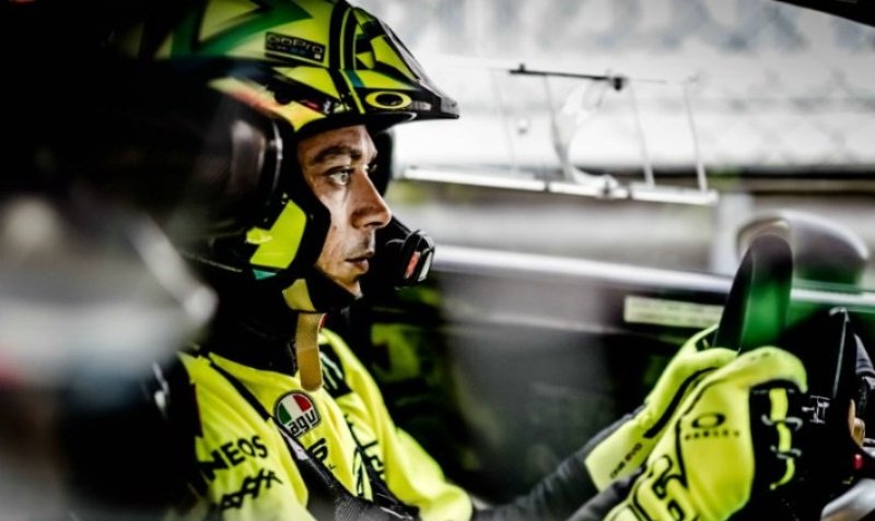 Valentino Rossi saat mengendarai mobil Rally (Crash.net)