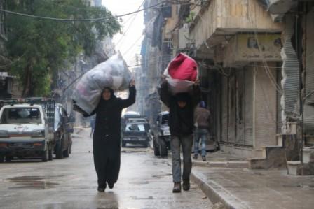 Warga Aleppo hendak mengungsi (Buzzfeed.com)