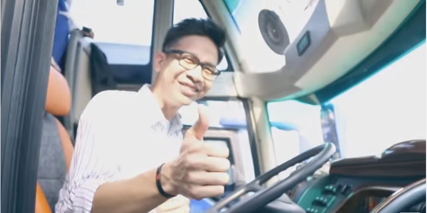 Yudist Ardhana pesulap dan vlogger asal bali coba sendiri klakson telolet (Youtube)