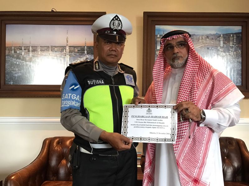 Aiptu Sutisna saat menerima hadiah dari Dubes Arab Saudi (Okezone)