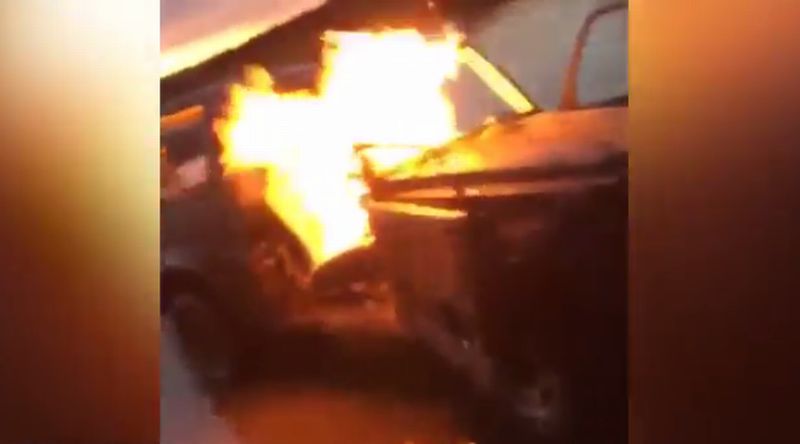 Rich Kid London memperlihatkan video mobil Mercedez Benz seharga Rp1,5 Miliar dibakar. (Istimewa/Instagram)